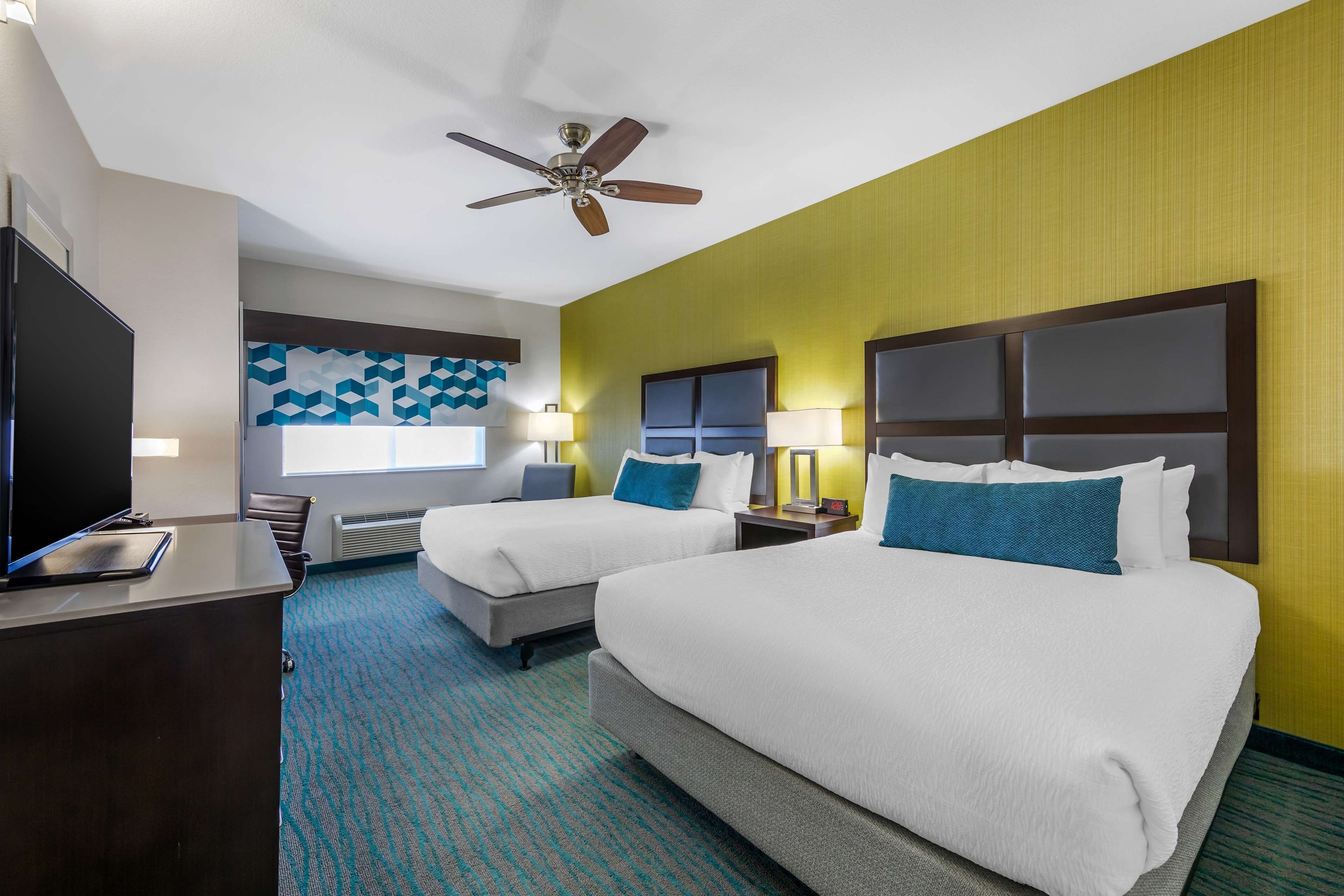 1 bedroom, individually decorated, individually furnished, desk