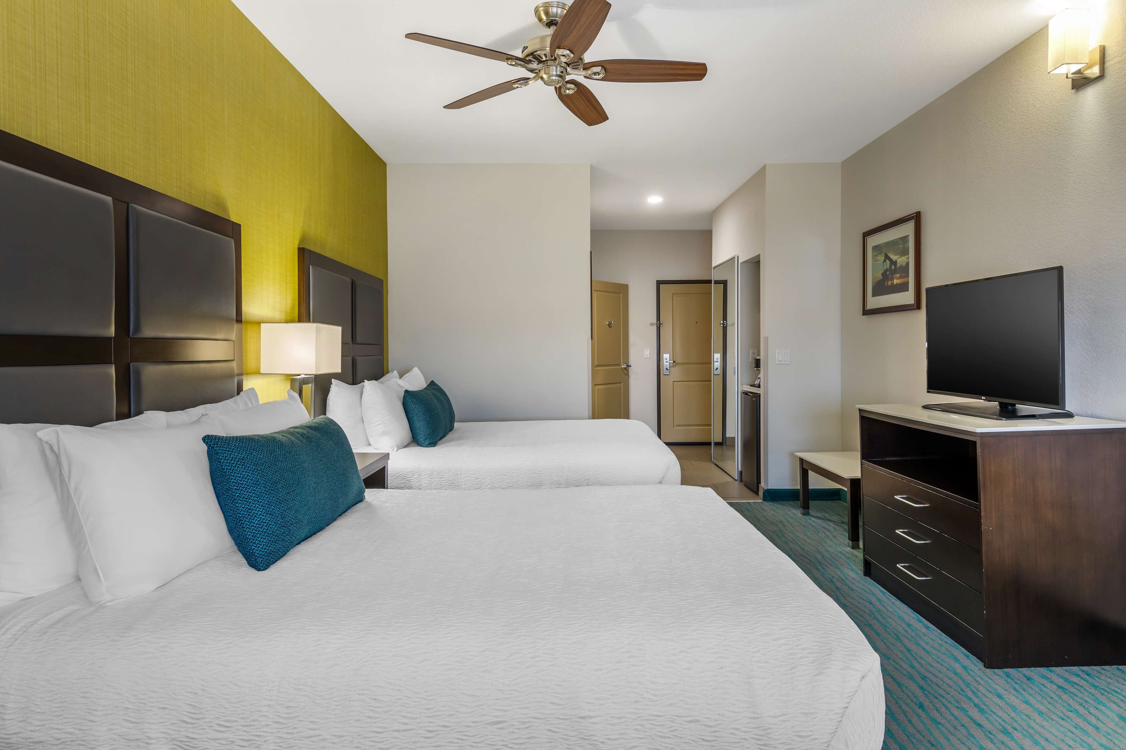 1 bedroom, individually decorated, individually furnished, desk