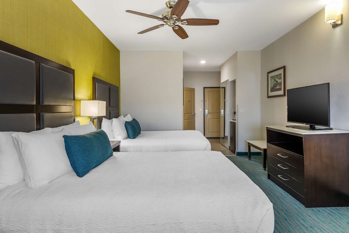 1 bedroom, individually decorated, individually furnished, desk