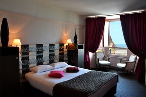 Individually decorated, individually furnished, desk, blackout curtains - Hotel des Bains (Granville)