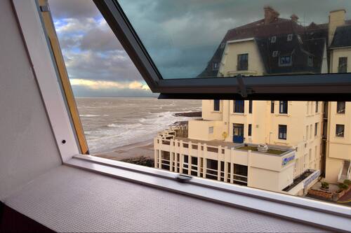 Chambre Familiale supĂ©rieure vue latĂ©rale mer | Vue sur la plage/lâocĂ©an