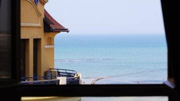 Une vue d’un bâtiment sur lequel on peut lire l’inscription « CASINO », avec une plage en arrière-plan.