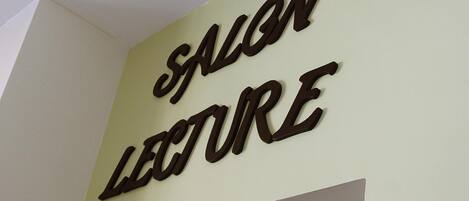 A sign with the words "SALON" and "LECTURE" in a bold, sans-serif font.