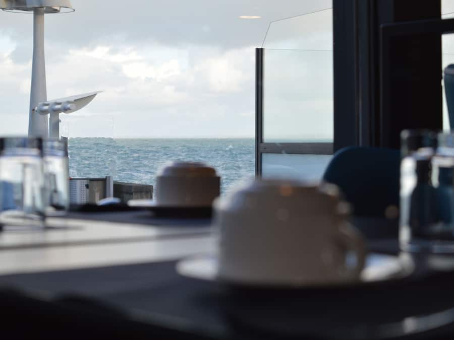 Petit déjeuner buffet (16 EUR par personne)