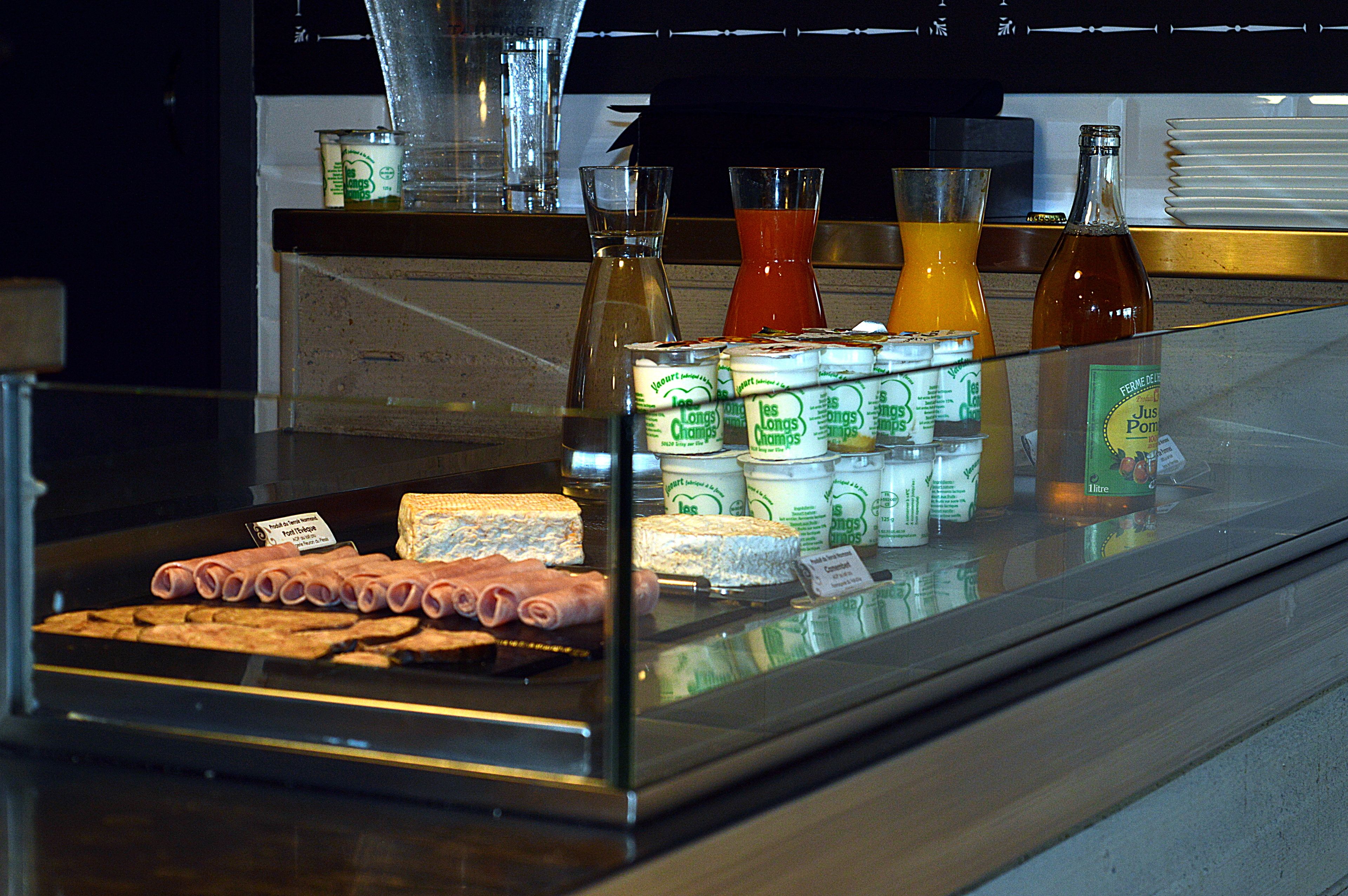 Una presentación de desayuno con diversos alimentos y bebidas.