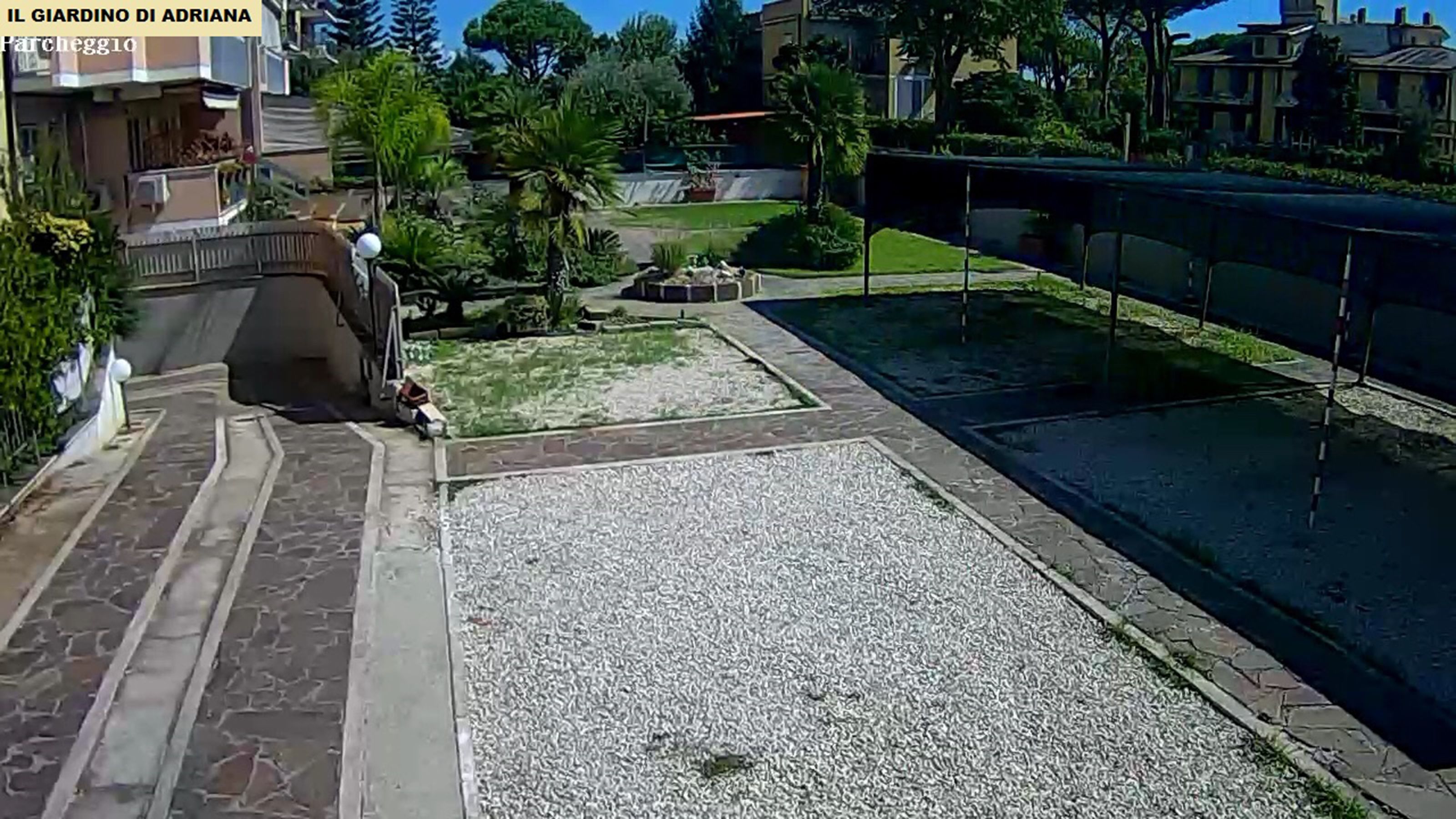 Une cour avec un petit pont, une piscine et un espace jardin.