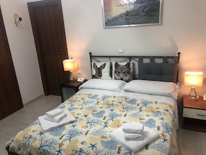 Ropa de cama de alta calidad y minibar 