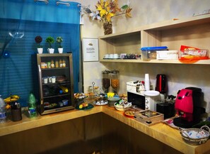 每日供应自助式早餐（每人 EUR 10）