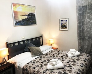 高級寝具、ミニバー、セーフティボックス (室内)、デスク