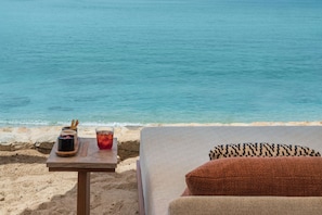 Private beach, beach cabanas, sun-loungers, beach umbrellas - The Coast Bill&Coo - Adults Only (Mykonos)
