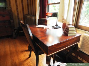 Chicago Room (2nd Floor) | Premium bedding, pillowtop beds, free WiFi, bed sheets - Champaign Garden Inn (Champaign)