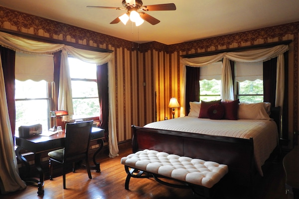 Chicago Room | Premium bedding, pillow-top beds, rollaway beds, free WiFi