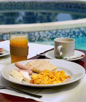 Free daily cooked-to-order breakfast
