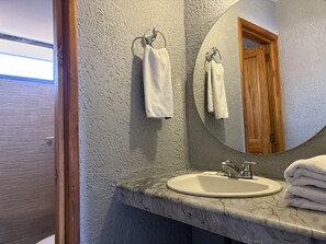 Superior Quadruple Room | Bathroom