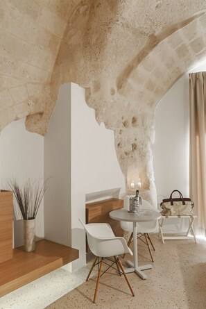 Suite (Metella) | Minibar, in-room safe, desk, soundproofing