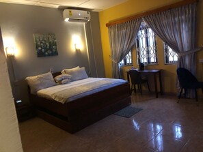 1 bedroom, Egyptian cotton sheets, premium bedding, in-room safe - Malbert Inn (Tema)