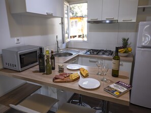 Trailer premium, 2 quartos, terraço, vista para o mar | Área de estar | TV de tela plana