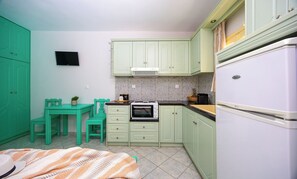 Standard-studio | Yksityinen keittiö | Täysikokoinen jääkaappi, liesi, espressokone, vedenkeitin