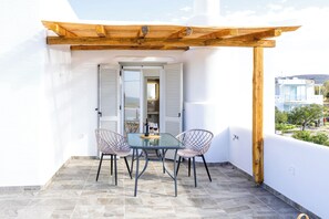 Deluxe Studio Suite | Terrace/patio - Sahara Beach Apartments (Naxos)