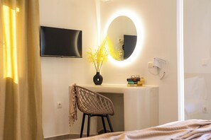 Deluxe Studio Suite | Individually decorated, individually furnished, iron/ironing board - Sahara Beach Apartments (Naxos)