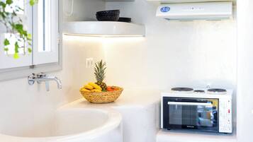 Deluxe Studio Suite | Private kitchen | Full-size fridge, stovetop, espresso maker, electric kettle