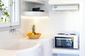 Deluxe Studio Suite | Private kitchen - Sahara Beach Apartments (Naxos)