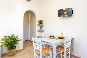 Comfort House, Multiple Beds | Private kitchen