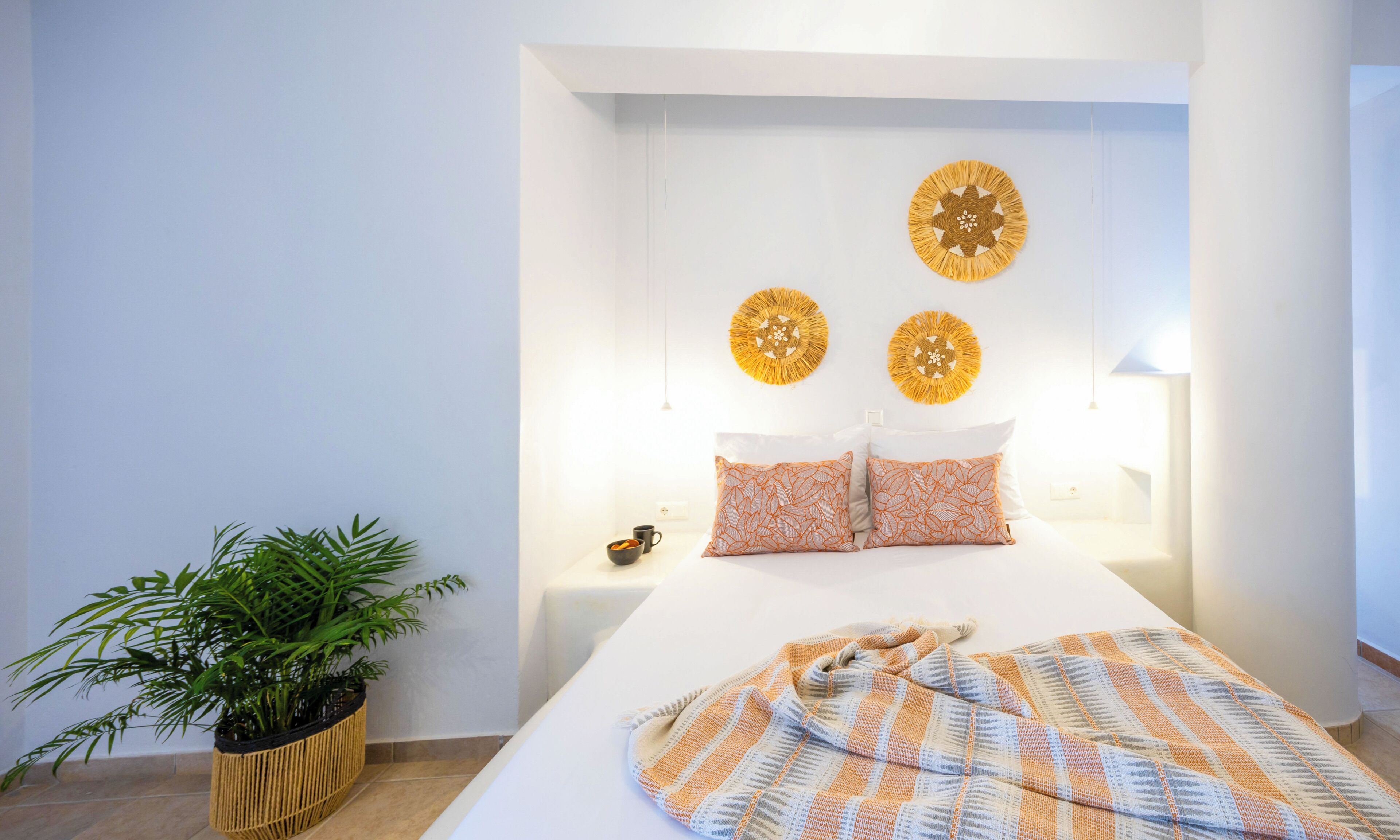 بديكورات فريدة لكل غرفة وطراز فريد لكل وحدة ومكواة/لوح كي