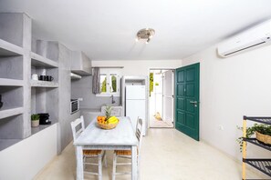 Estúdio luxo, 1 cama King | Cozinha privada | Geladeira grande, cooktop, máquina de café expresso, chaleira elétrica