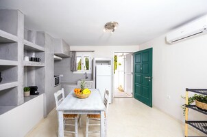 Deluxe Studio, 1 King Bed | Private kitchen | Full-size fridge, stovetop, espresso maker, electric kettle