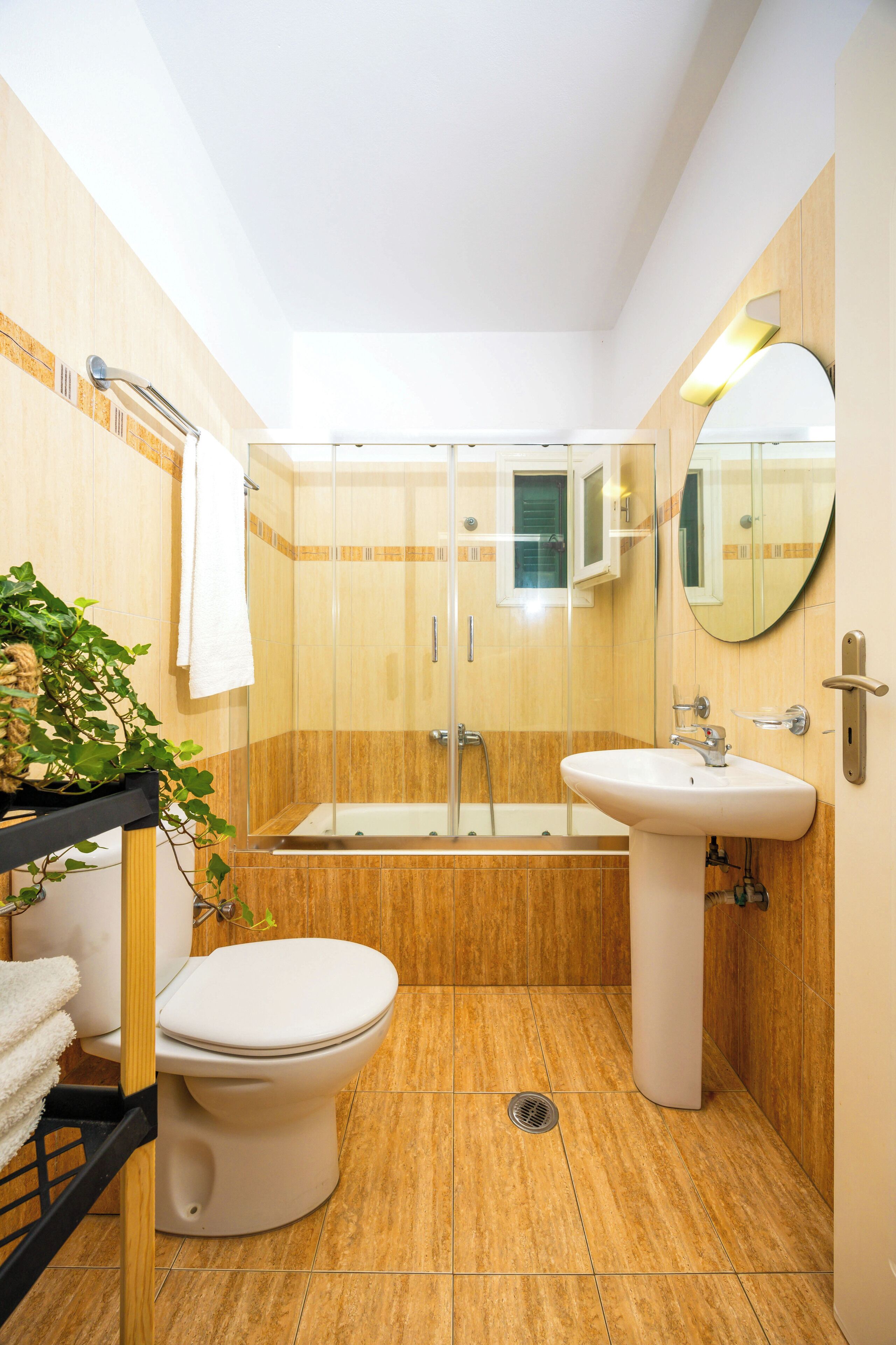 Ein kleines Badezimmer mit Toilette, Waschbecken und Dusche.