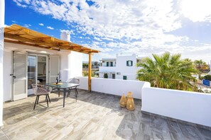 Deluxe Studio Suite | Terrace/patio - Sahara Beach Apartments (Naxos)
