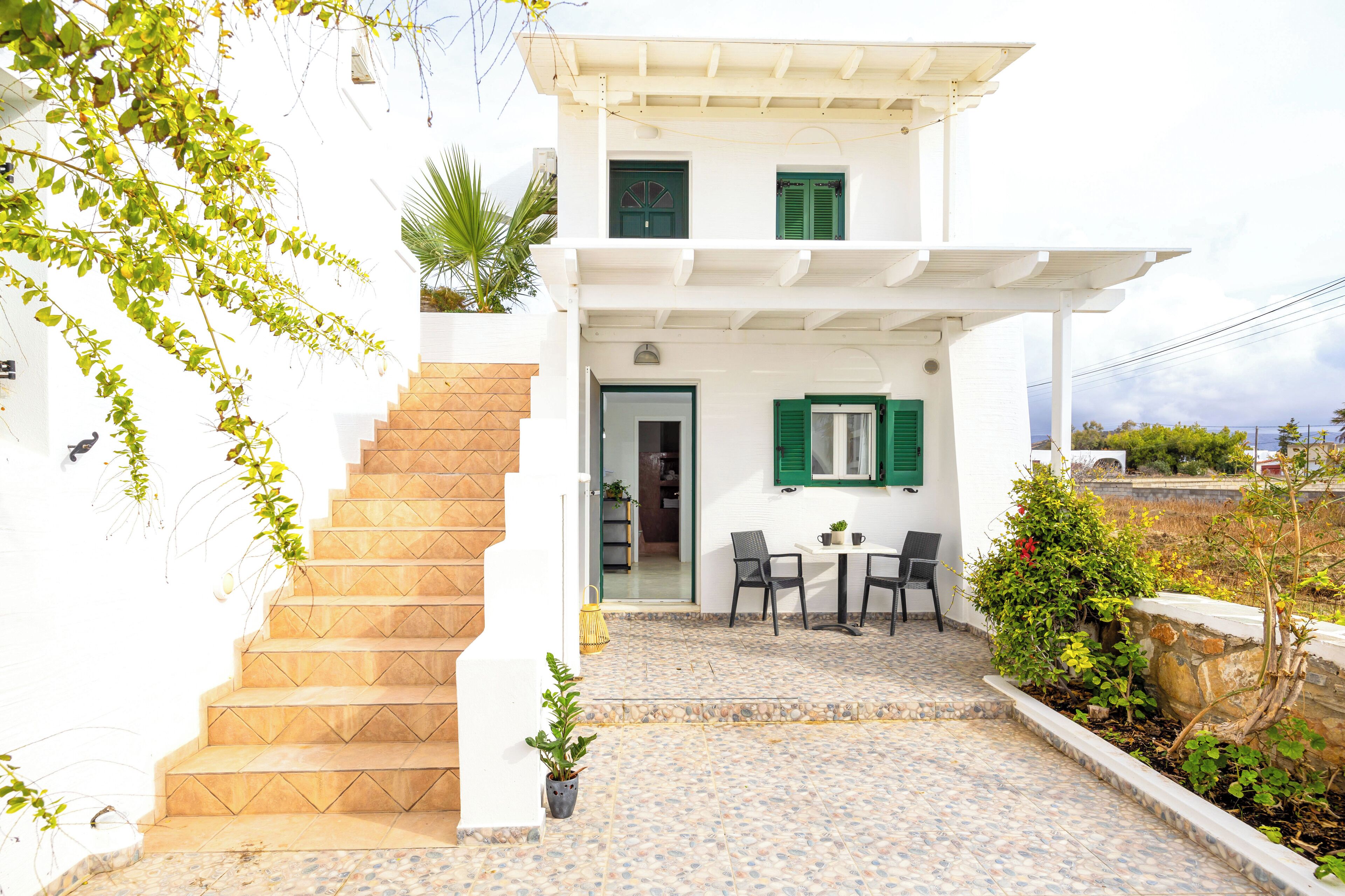 Deluxe Studio, 1 King Bed | Terrace/patio