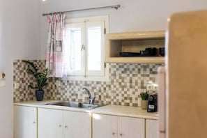Departamento Confort | Cocina privada | Refrigerador con congelador, parrilla de estufa y cafetera de espresso