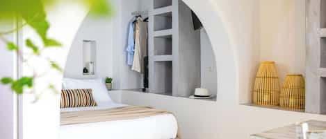 Deluxe Studio, 1 King Bed | Individually decorated, individually furnished, iron/ironing board