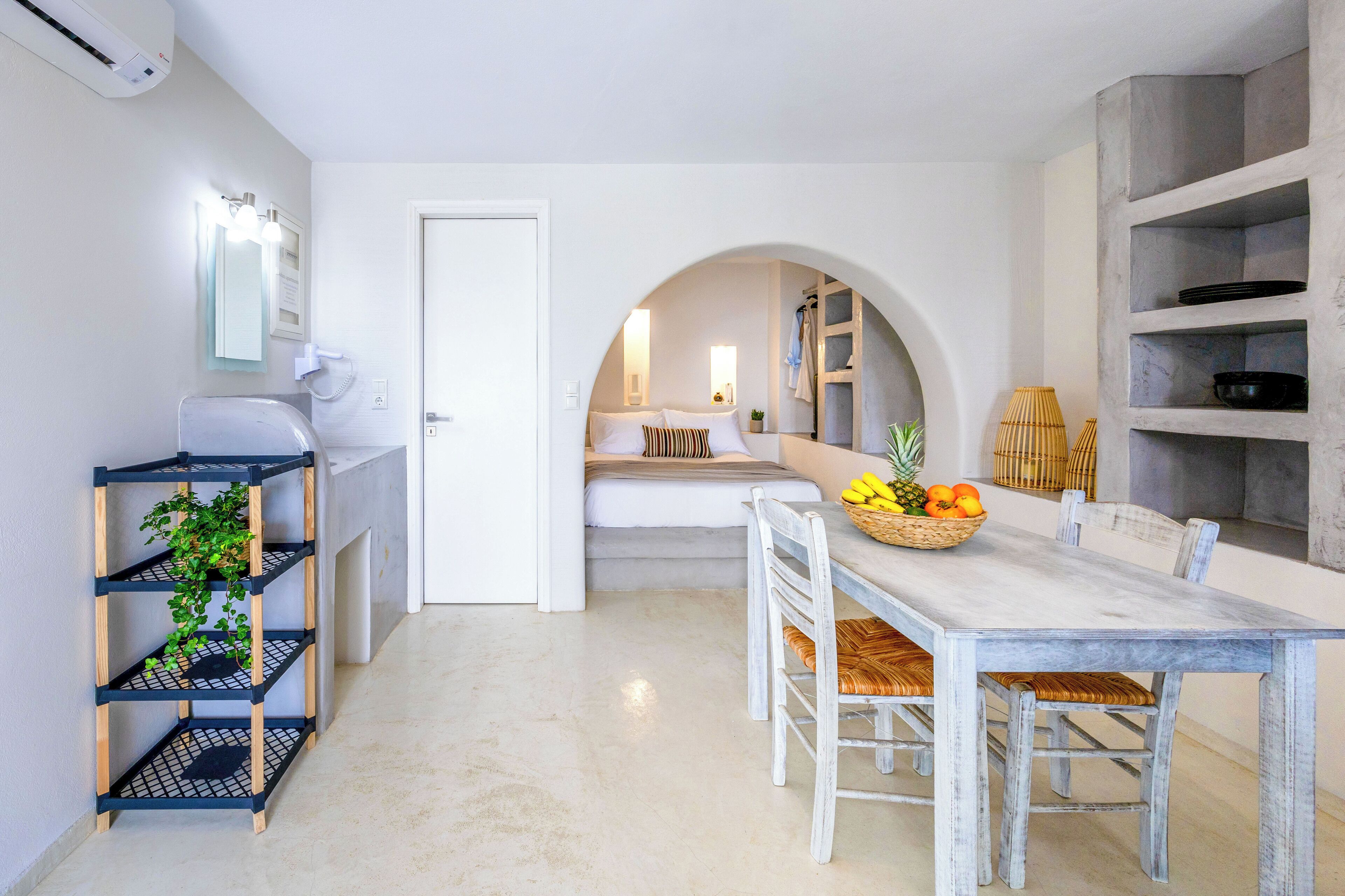 デラックス スタジオ キングベッド 1 台 | 客室ごとに異なる装飾、客室ごとに異なるインテリア、アイロン / アイロン台、WiFi (無料)