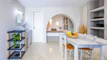 Studio – deluxe, 1 kingsize-seng | Individuelt dekorert, individuelt innredet og strykejern/-brett