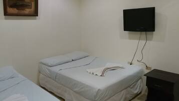 Habitación doble, 2 camas matrimoniales | Camas extra y wifi gratis