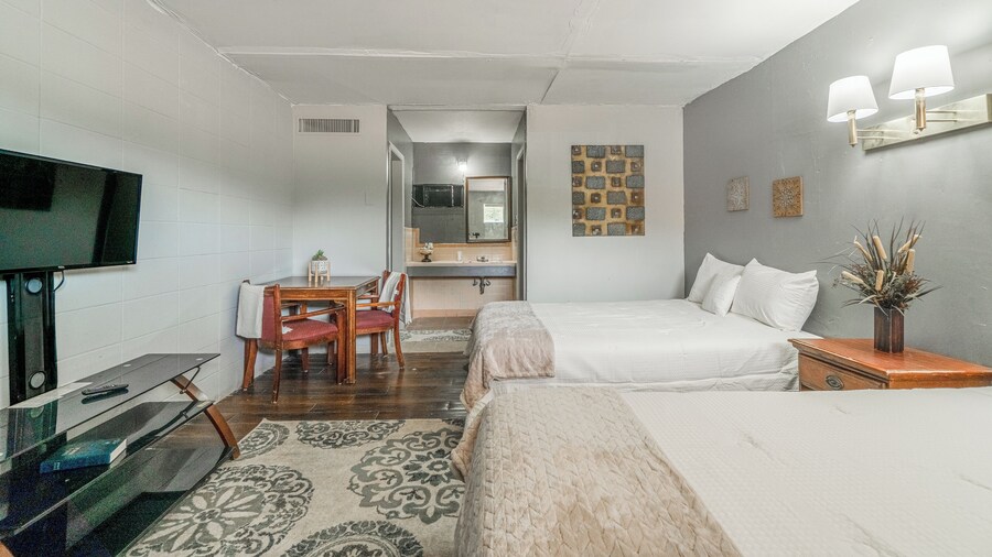 OYO Holiday Capri Motel & Rv Park