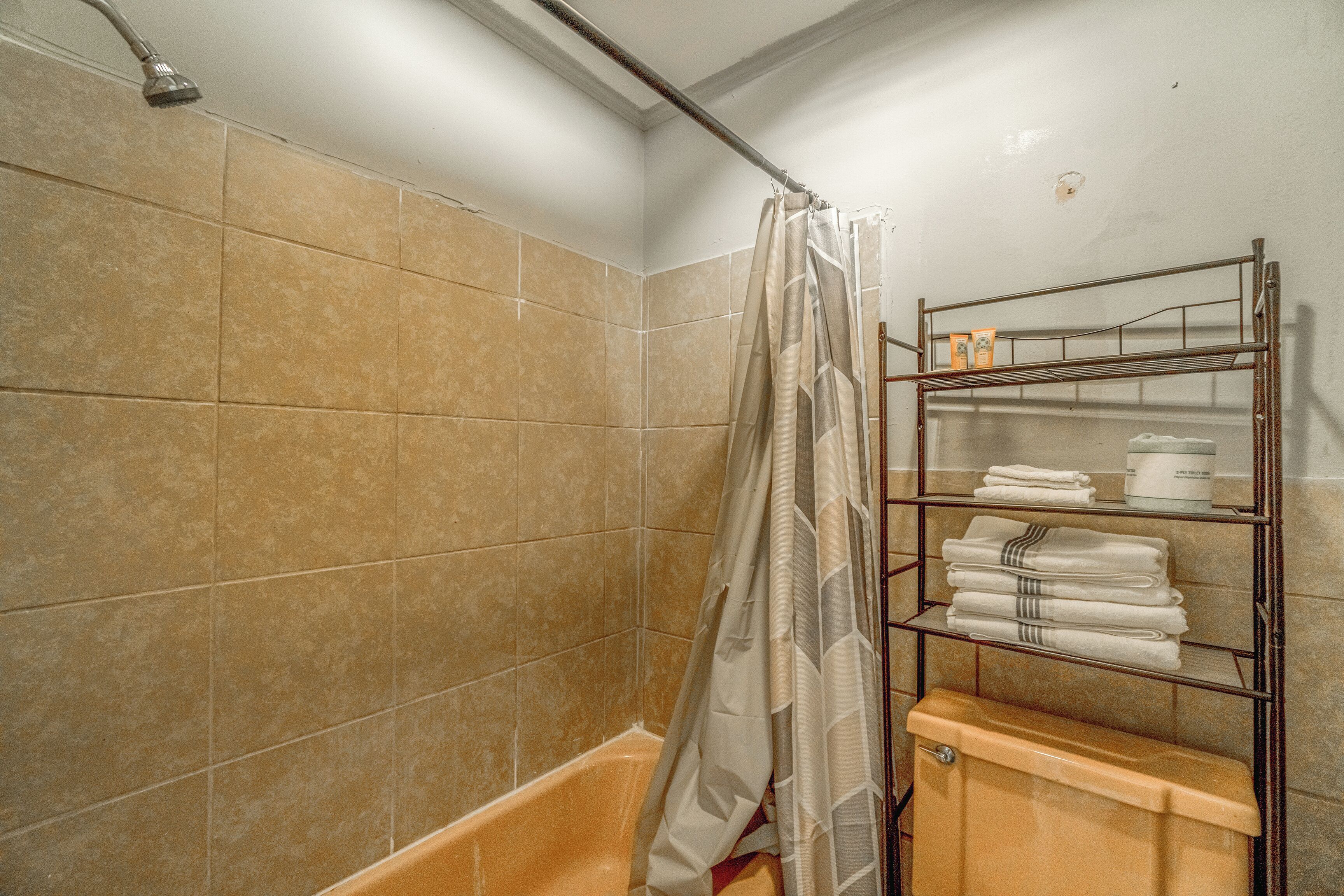 Ducha, artículos de tocador gratuitos, secador de pelo, toallas