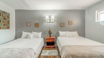 1 makuuhuone, tallelokero huoneessa, työpöytä, silitysrauta/-lauta