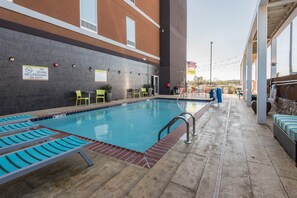 Outdoor pool, pool umbrellas, pool loungers - Home2 Suites by Hilton Gulfport I-10 (Gulfport)