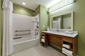 Articles de toilette gratuits, sèche-cheveux, serviettes fournies