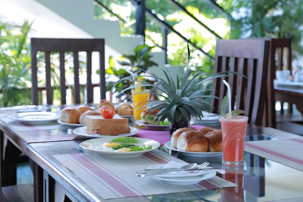 Daily buffet breakfast (USD 4.00 per person) - Hotel Baywatch (Unawatuna)