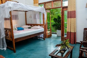 Hypo-allergenic bedding, in-room safe, free WiFi, bed sheets