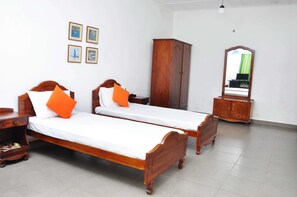 Habitación estándar con 2 camas individuales, 2 camas individuales, planta baja | Ropa de cama de alta calidad y escritorio