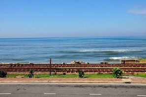 Suite estudio, 2 camas individuales, vista al océano, frente al océano | Vista a la playa o el mar