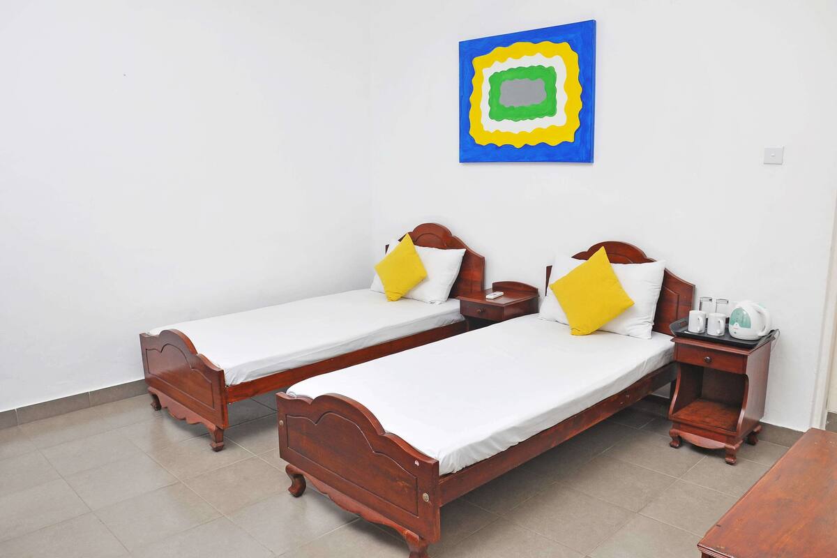 Habitación estándar con 2 camas individuales, 2 camas individuales, refrigerador | Ropa de cama de alta calidad y escritorio