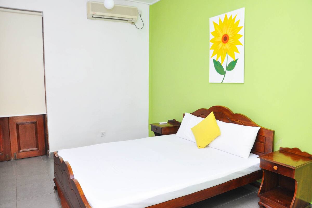 Habitación doble estándar, 1 cama matrimonial, planta baja | Ropa de cama de alta calidad y escritorio