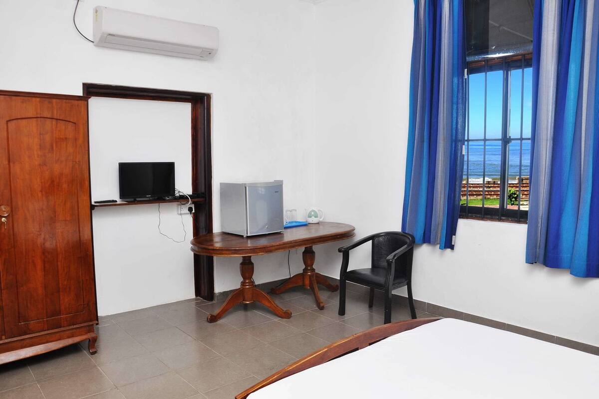 Habitación doble estándar, 1 cama matrimonial, refrigerador, vista al océano | Ropa de cama de alta calidad y escritorio